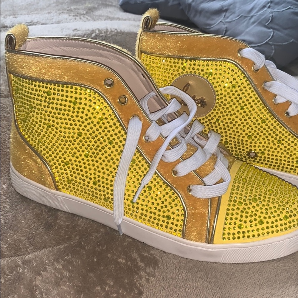 Louboutin NEW yellow 9.5 men’s w red bottom